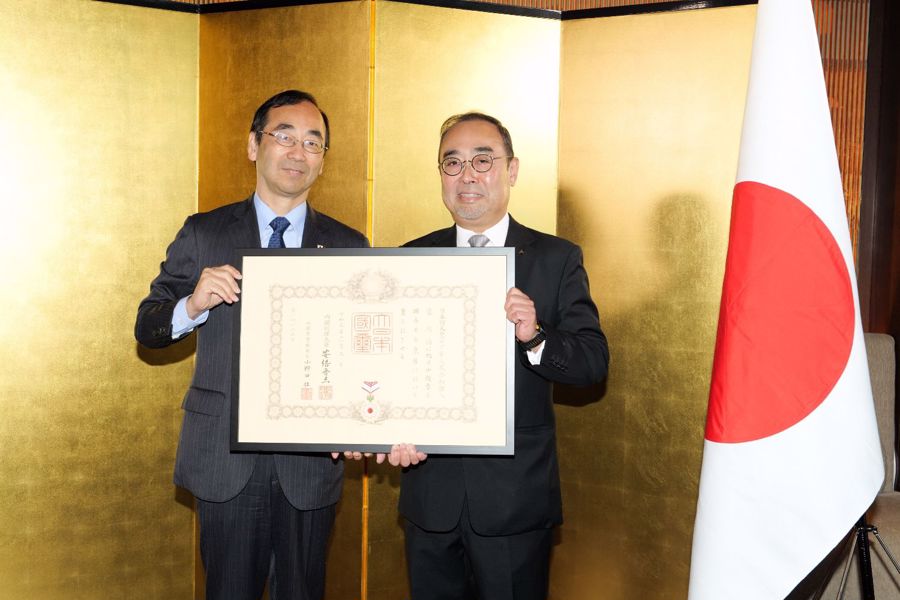 日本駐港總領事和田充廣先生代表日本政府頒授「旭日中綬章」予蒙德揚博士，為令和元年(2019年)秋季唯一一位獲授勳的香港人。