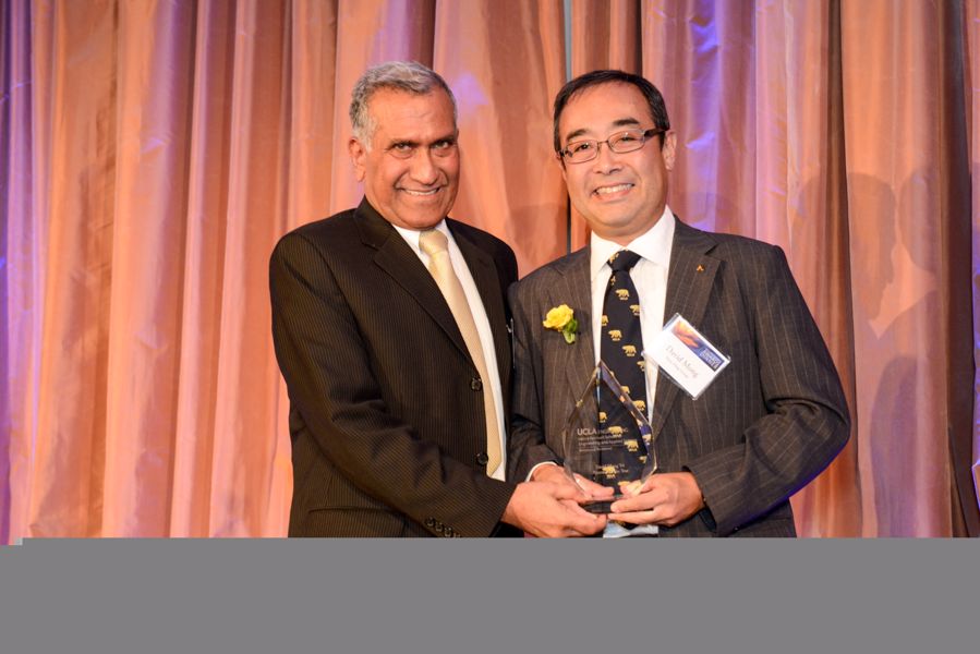 信興集團副主席蒙德揚先生(右)於美國時間11月1日獲其母校加州大學洛杉磯分校(UCLA) 頒發年度傑出校友殊榮，以表揚其對學院多年來致力培育工程人員的貢獻。左為UCLA工程學院院長Vijay K. Dhir教授。