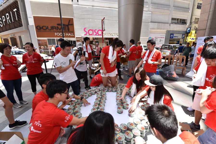 信興集團暑期實習生及多位義工同事分工合作，用罐頭砌出「電飯煲即樂聲牌」，藉此提醒市民「粒粒皆辛苦」，宣揚惜食文化，表達對減少廚餘的支持。