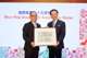 蒙先生致送紀念品予松下電器產業株式会社社長津賀一宏先生。