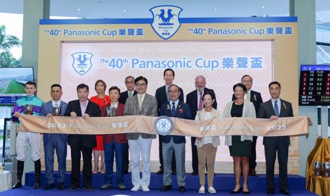 The Frankie Lor-trained Sauvestre, ridden by Luke Ferraris, won the 40th Panasonic Cup. Winning owner, trainer, and jockey joining the HKJC stewards and representatives of Shun Hing Group to take a group photo.