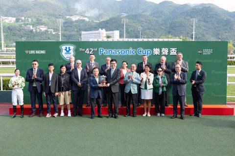 第42屆「樂聲盃」由「睿盛人生」奪標，勝出馬匹的馬主、練馬師及騎師，與一眾馬會馬會董事、頒獎嘉賓及信興集團代表拍照留念。