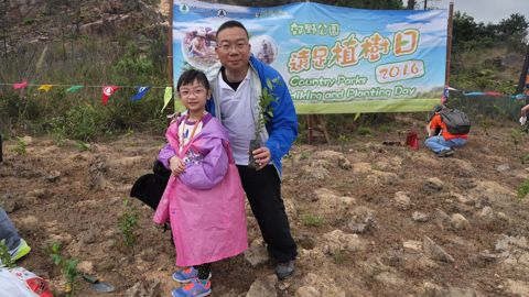 員工積極參與漁農自然護理署主辦的植樹活動。