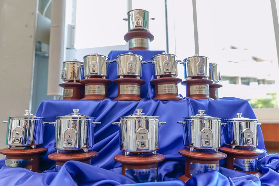 「樂聲盃」的獎盃設計採用了Panasonic經典產品電飯煲的3D立體打印外型，並鑲嵌了主題顏色--孔雀綠色的名貴寶石。