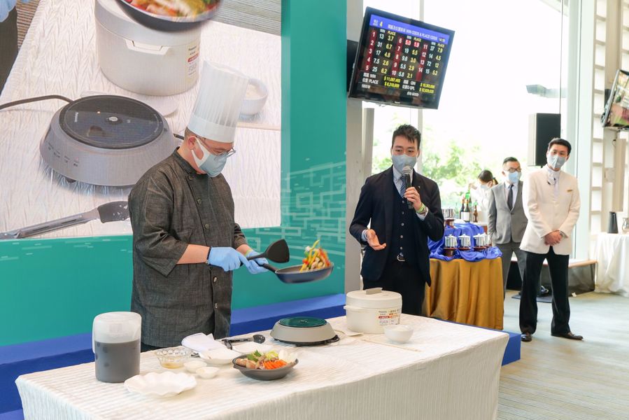 於宴席上示範新推出的Panasonic二合一IH電飯煲，既可烹煮米飯，又可電磁爐煮食，集多功能於一身。