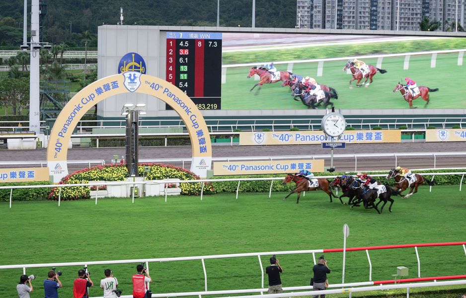 第40屆樂聲盃由羅富全訓練的5號馬「美好世界」勝出。