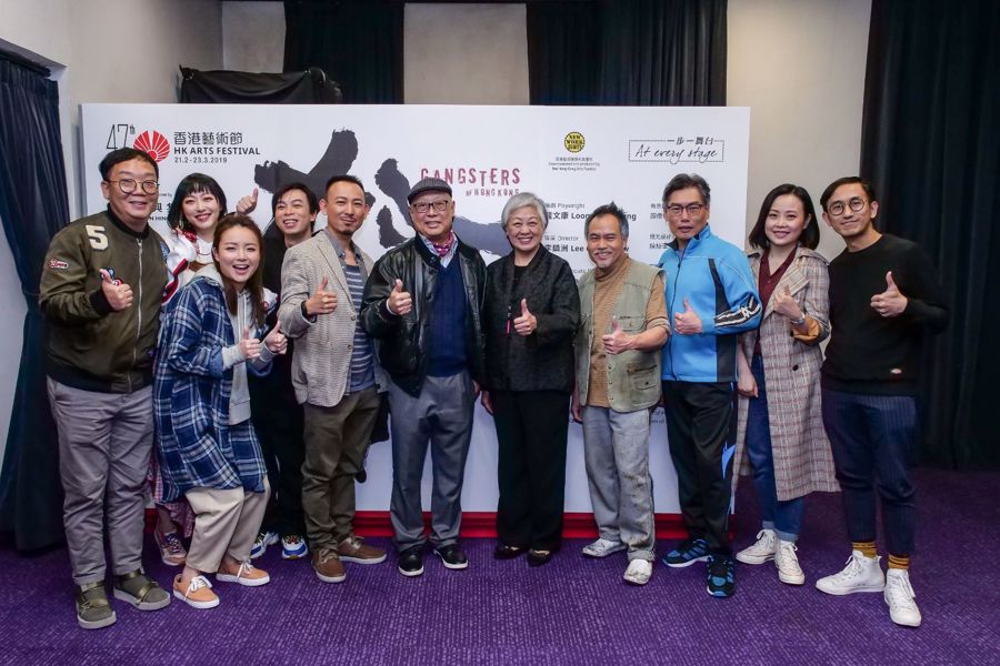 信興集團主席兼行政總裁蒙德揚先生及香港藝術節行政總監何嘉坤女士於演出後與《九江》一眾演員合照。(右二起)蔡運華、陳永泉、李鎮洲、何嘉坤女士、蒙德揚先生、彭鎮南、楊偉倫、葉麗嘉及馮幸詩。