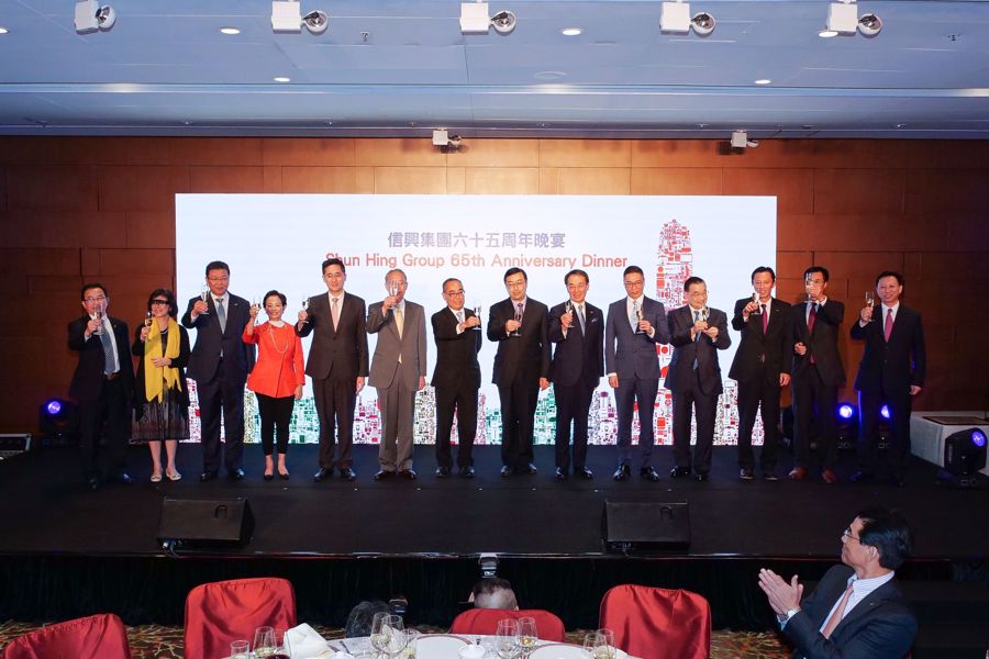 (左起) 信興電器貿易有限公司營運總監伍栢強先生、信興教育及慈善基金 副主席張敏儀小姐、松下電器產業株式会社副社長伊藤好生先生、信興電器貿易有限公司執行董事蒙倩兒小姐、香港特別行政區商務及經濟發展局副局長陳百里博士、日本駐港總領事松田邦紀先生、信興集團主席兼行政總裁蒙德揚先生、中聯辦協調部部長沈沖先生、松下電器產業株式会社社長津賀一宏先生、立法會議員邵家輝先生、信興集團副主席陳定國先生、松下電器產業株式会社中国・北東亞總代表橫尾定顕先生、信興集團財務總監譚泮華先生、信興集團人力資源總監黎鴻新先生主持祝酒儀式。