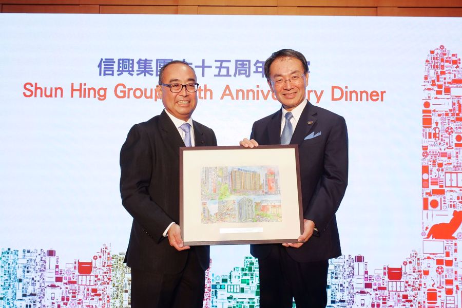 蒙先生致送紀念品予松下電器產業株式会社社長津賀一宏先生。