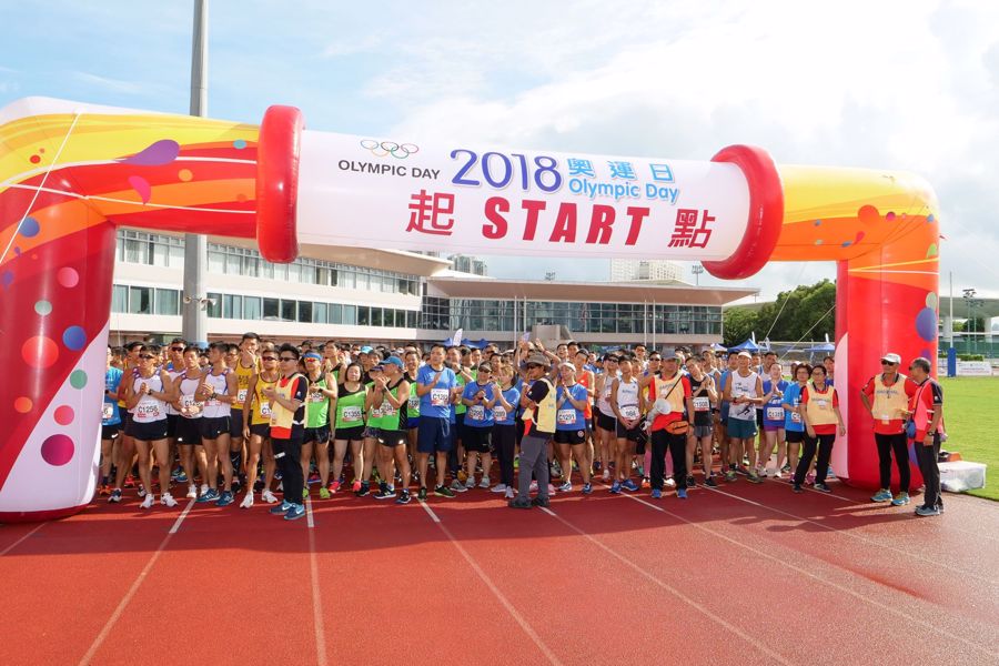 多位政府官員、港協暨奧委會義務委員及活動的贊助機構代表身體力行，參加奧運歡樂跑活動。