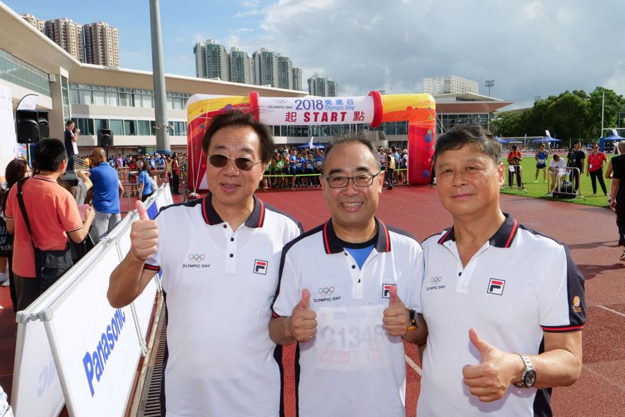 (左起) 香港業餘田徑總會主席關祺先生、信興集團主席兼行政總裁蒙德揚先生及中國香港體育協會暨奧林匹克委員會（港協暨奧委會）義務秘書長王敏超先生在賽道起點留影。