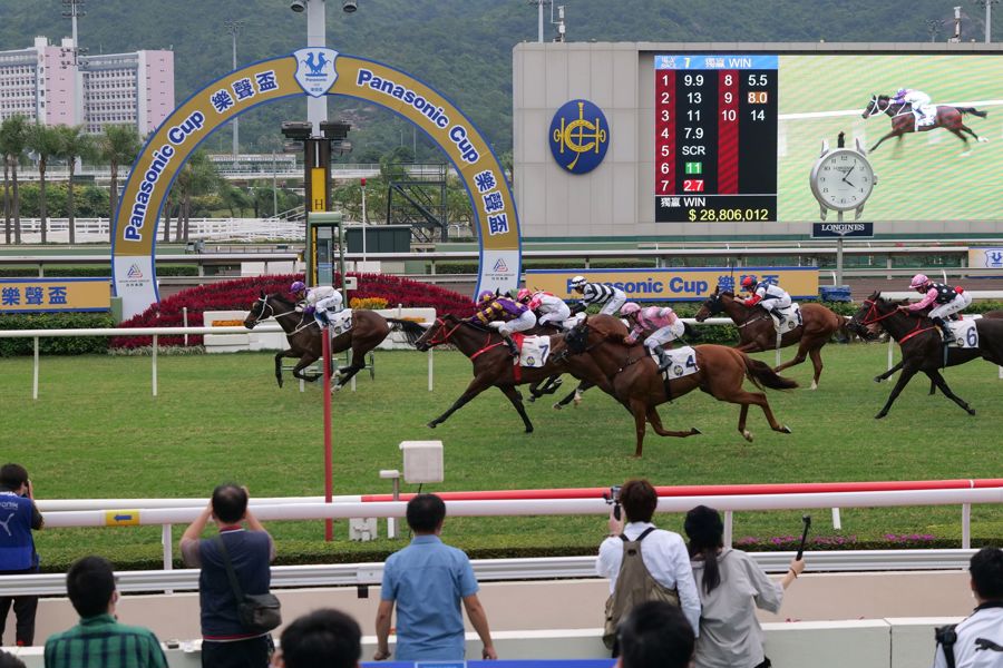 由騎師蔡明紹策騎的「二郎」奪得第37屆樂聲盃