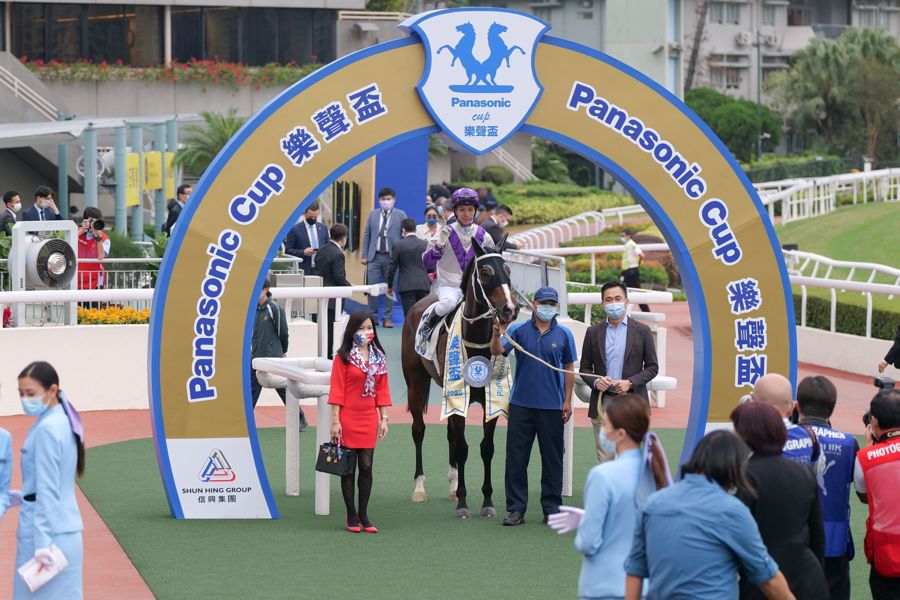 今屆樂聲盃總獎金高達港幣三百萬元，由松下生活方案(香港)有限公司顧問星出尚仁先生頒發獎盃予勝出馬主黃展亮及太太、練馬師告東尼及騎師蔡明紹。