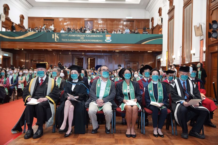 （右二）信興教育及慈善基金委員蒙倩兒小姐與（右三及右四）信興教育及慈善基金主席蒙德揚博士伉儷，深切期望未來科創地標的落成有助推動科創發展。