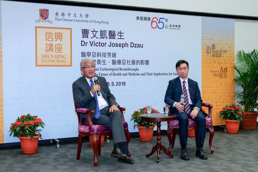 曹文凱醫生在問答環節與現場嘉賓交流。