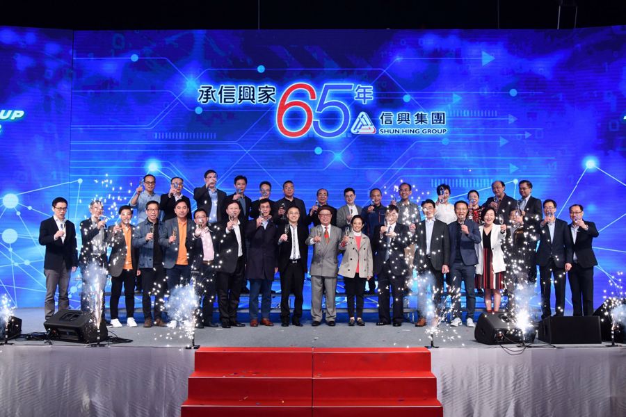 信興集團主席兼行政總裁蒙德揚先生(左十)、信興電器貿易有限公司董事蒙倩兒小姐(左十一)與一眾管理層進行祝酒儀式。