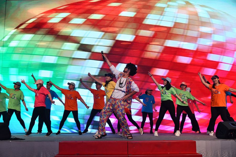 多間集團公司派出員工表演娛樂，令現場氣氛高漲。