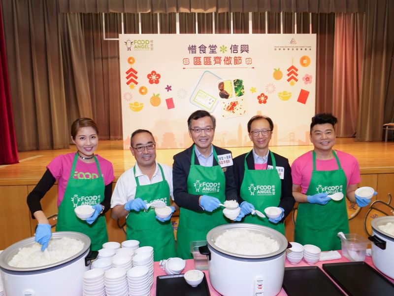 各嘉賓幫忙舀飯予長者，讓他們感受節慶的歡愉。