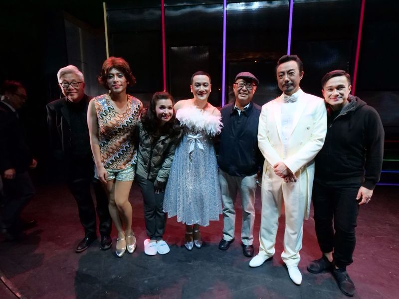 蒙德揚先生與《假鳳虛鸞》導演及演員於後台合照。