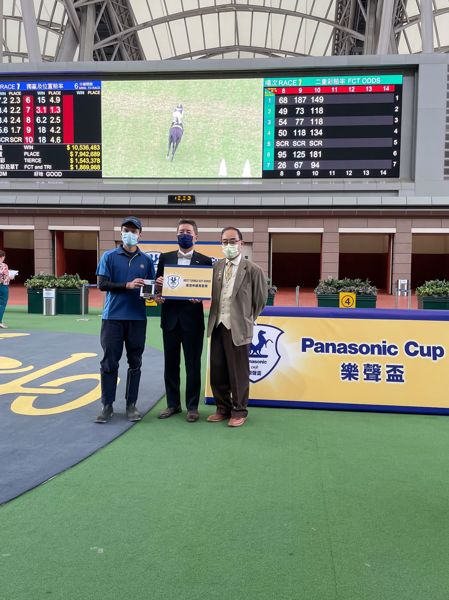 樂聲盃最佳外觀馬匹獎由「旌暉」奪得，由星出尚仁先生頒獎予負責照料該駒的馬房助理，並與信興集團主席兼行政總裁蒙德揚先生一同合照留念。