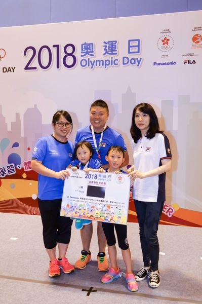 信興集團市務及公關統籌處助理總經理江慧如小姐致送問答遊戲獎品。頭獎幸運兒獲贈Panasonic 55吋4K LED智能電視，總值港幣$12,900。