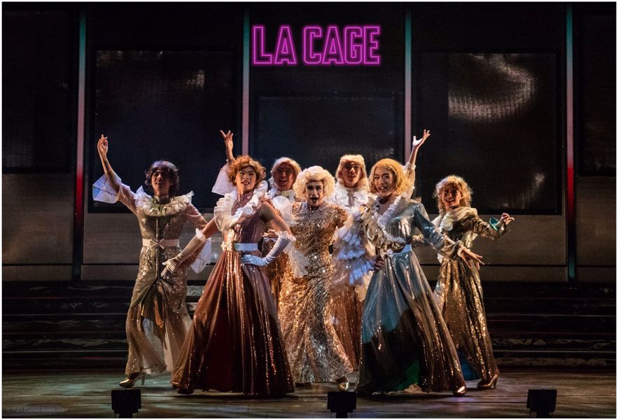 演員載歌載舞，為大家帶來精彩的演出。